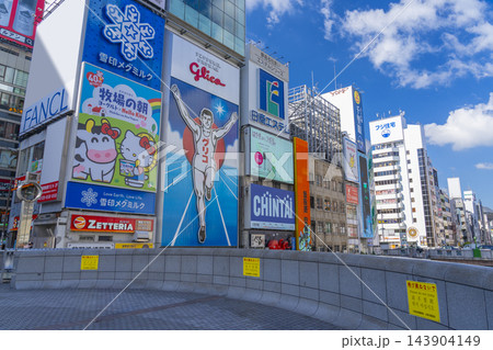 大阪ミナミ 朝の道頓堀とグリコサイン 大阪ミナミ 朝の道頓堀とグリコサイン 143904149