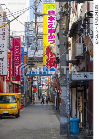 大阪なんば　南地中筋商店街（法善寺水掛不動尊表参道） 143904188
