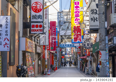 大阪なんば　南地中筋商店街（法善寺水掛不動尊表参道） 143904191