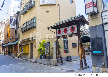 大阪ミナミ　風情溢れる朝の法善寺（2026年） 143904192