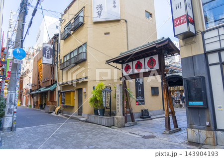 大阪ミナミ　風情溢れる朝の法善寺（2026年） 143904193