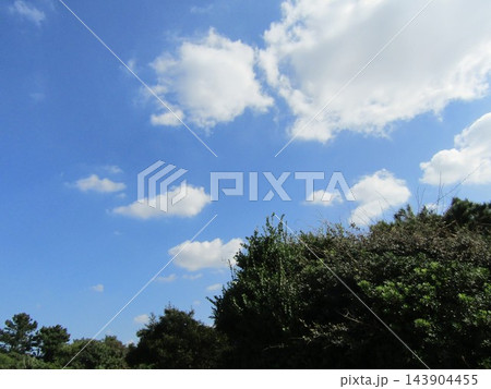 検見川浜から見た十月の青空と白い雲 143904455