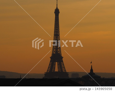 夕暮れに染まるパリの象徴・エッフェル塔のシルエット 夕暮れに染まるパリの象徴・エッフェル塔のシルエット 143905050