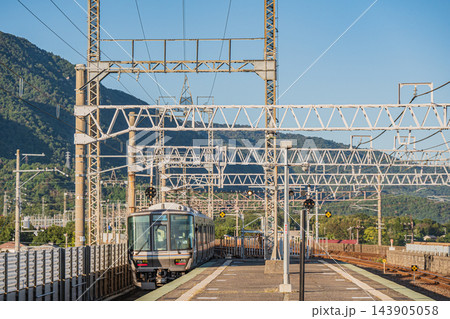JR西日本湖西線近江舞子駅発車の新快速電車近江今津行き　滋賀県大津市 143905058