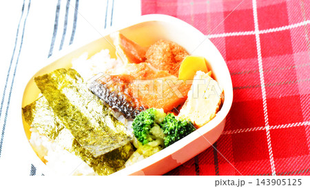 サケと卵焼きのお弁当 アスタキサンチン、タンパク質たっぷりの手作りお弁当 サケと卵焼きのお弁当 アスタキサンチン、タンパク質たっぷりの手作りお弁当 143905125