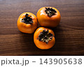 3つの柿 143905638
