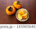 カットした柿の俯瞰 143905640