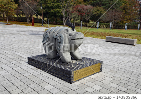 世界遺産・武寧王陵の鎮墓獣(チンミョス)レプリカ(韓国・公州市) 世界遺産・武寧王陵の鎮墓獣(チンミョス)レプリカ(韓国・公州市) 143905866