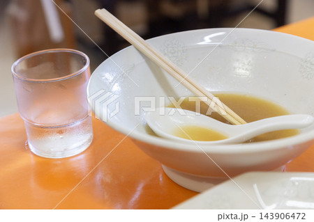 水の入ったコップと食べ終わったラーメン 水の入ったコップと食べ終わったラーメン 143906472