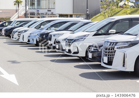 駐車場に並ぶミニバン 143906476