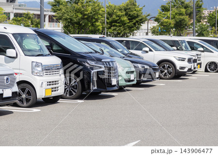 駐車場に並ぶ軽自動車やミニバン 駐車場に並ぶ軽自動車やミニバン 143906477