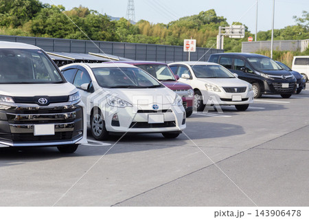 駐車場に並ぶ車 143906478