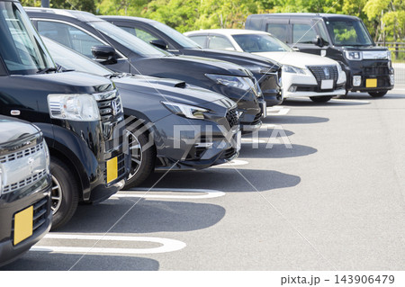 駐車場に並ぶ黒い車 143906479