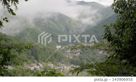 朝霧の漂う山並みと奥多摩の山間の集落の遠景 143906958