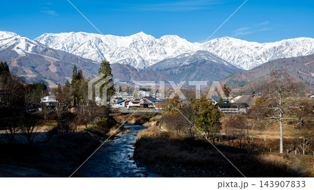 冠雪した北アルプスの山並と秋晴れの空 長野県白馬村 冠雪した北アルプスの山並と秋晴れの空 長野県白馬村 143907833