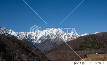 冠雪した北アルプスの山並と秋晴れの空 長野県白馬村 冠雪した北アルプスの山並と秋晴れの空 長野県白馬村 143907834