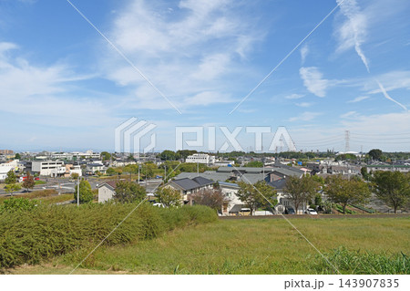 丘からの眺望　マリーゴールドの丘公園から見渡す青空とのどかな本庄市の街並み 143907835
