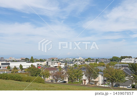 広大な空と地方都市　マリーゴールドの丘公園から一望する本庄市の住宅街と遠くの山並み 143907857