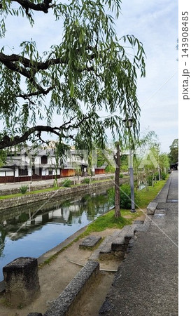 倉敷美観地区の街並みと倉敷川の柳並木 倉敷美観地区の街並みと倉敷川の柳並木 143908485