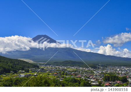 【山梨県】背戸山展望台から眺める夏の富士山 【山梨県】背戸山展望台から眺める夏の富士山 143908558