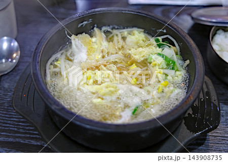 韓国料理 コンナムルクッパともやしスープ 伝統的な土鍋料理 韓国料理 コンナムルクッパともやしスープ 伝統的な土鍋料理 143908735