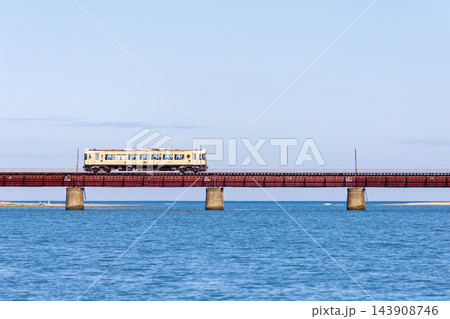 京都丹後鉄道の由良川橋梁の風景 京都丹後鉄道の由良川橋梁の風景 143908746