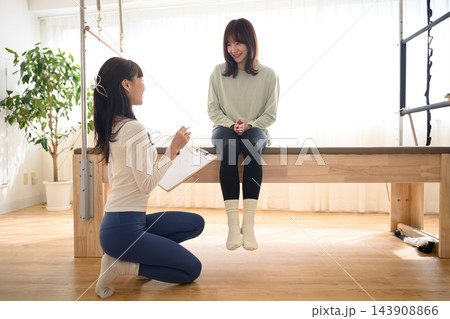 ピラティススタジオでカウンセリングを受ける女性 143908866