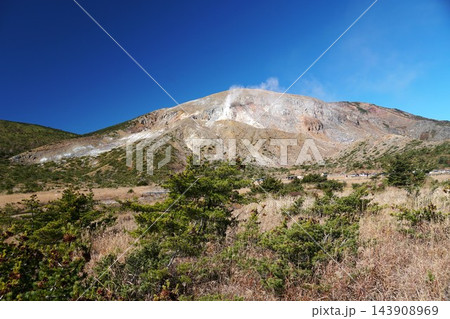 磐梯吾妻スカイラインの紅葉狩り 浄土平湿原より一切経山を望む晩秋の風景 磐梯吾妻スカイラインの紅葉狩り 浄土平湿原より一切経山を望む晩秋の風景 143908969