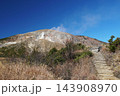 磐梯吾妻スカイラインの紅葉狩り　浄土平湿原より一切経山を望む晩秋の風景 143908970