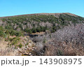 磐梯吾妻スカイラインの紅葉狩り　浄土平湿原より望む吾妻小富士晩秋の風景 143908975