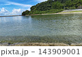 透明度の高い綺麗な海と新緑の岬 143909001