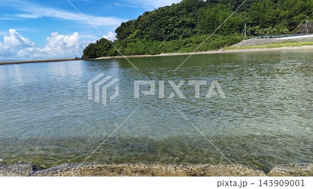 透明度の高い綺麗な海と新緑の岬 143909001