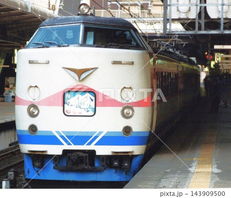 JR大宮駅に停車する489系交直流特急形電車「白山」(白山色) JR大宮駅に停車する489系交直流特急形電車「白山」(白山色) 143909500