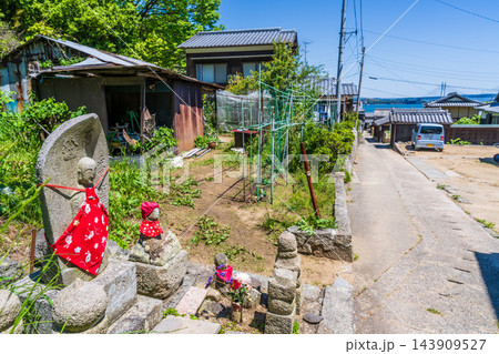 【重要伝統的建造物群保存地区】笠島 初夏の風景 古い石仏と集落 香川県丸亀市本島 【重要伝統的建造物群保存地区】笠島 初夏の風景 古い石仏と集落 香川県丸亀市本島 143909527