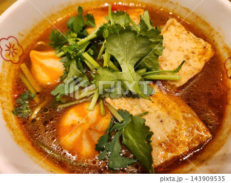 パクチーがのった麻辣湯麺 143909535
