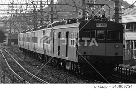 東海道本線大船駅付近を走行するクモヤ牽引車と185系電車の試運転編成(モノクロ) 東海道本線大船駅付近を走行するクモヤ牽引車と185系電車の試運転編成(モノクロ) 143909754