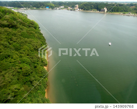 舘山寺温泉周辺から見下ろす静かな浜名湖の湖面と緑豊かな沿岸風景    143909768