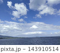 青空と白い雲が広がる穏やかな海と水平線の風景 143910514