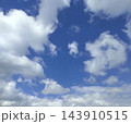 澄み渡る青空と白く広がる夏の雲の背景素材 143910515