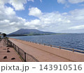 錦江湾越しに望む桜島と海沿いの整備された遊歩道 143910516