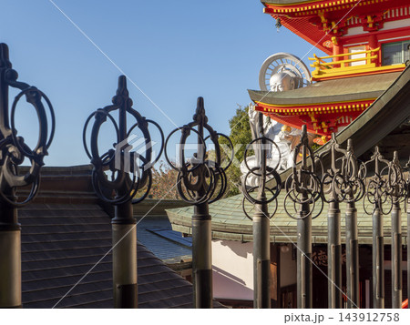 錫杖が並ぶ朝護孫子寺の風景 143912758