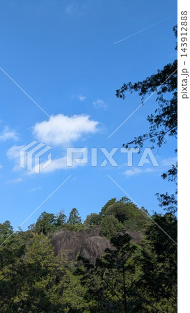 鬼岩公園の巨岩と飛行機雲 143912888