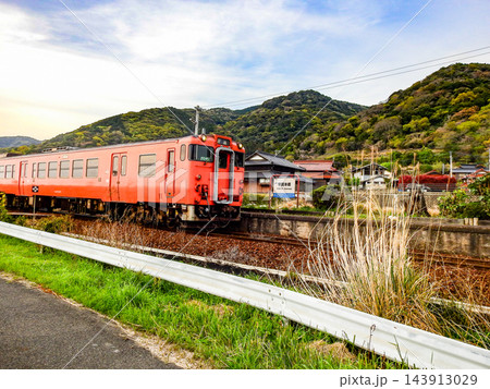 下関市豊浦町JR西日本山陰本線の宇賀本郷駅と列車 143913029