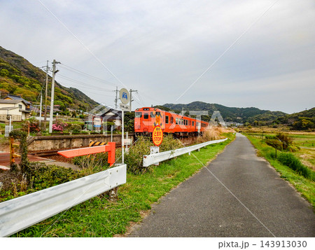 下関市豊浦町JR西日本山陰本線の宇賀本郷駅と列車 下関市豊浦町JR西日本山陰本線の宇賀本郷駅と列車 143913030