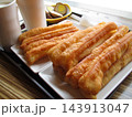 中国の朝食定番揚げパン 143913047