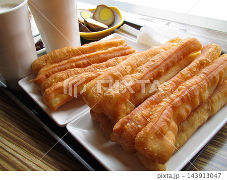 中国の朝食定番揚げパン 中国の朝食定番揚げパン 143913047