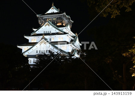 5月、夜空に浮かび上がるライトアップされた大阪城再建天守閣 5月、夜空に浮かび上がるライトアップされた大阪城再建天守閣 143913159