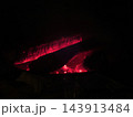 暗闇の中で赤々と燃える焚き火の熾火 143913484