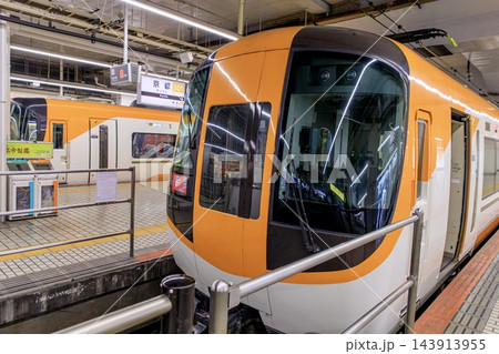 近鉄京都駅に停車中の京奈特急 近鉄京都駅に停車中の京奈特急 143913955