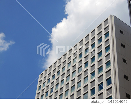 秋の青空を背景にしたオフィスビル 秋の青空を背景にしたオフィスビル 143914043